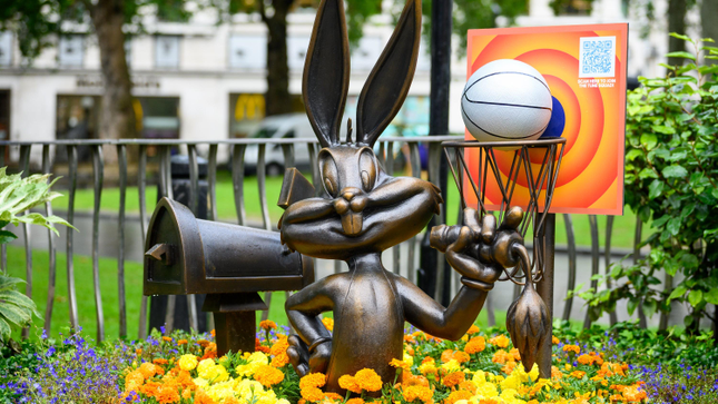 Ein Bugs-Bunny-Denkmal, das für Space Jam: A New Legacy wirbt